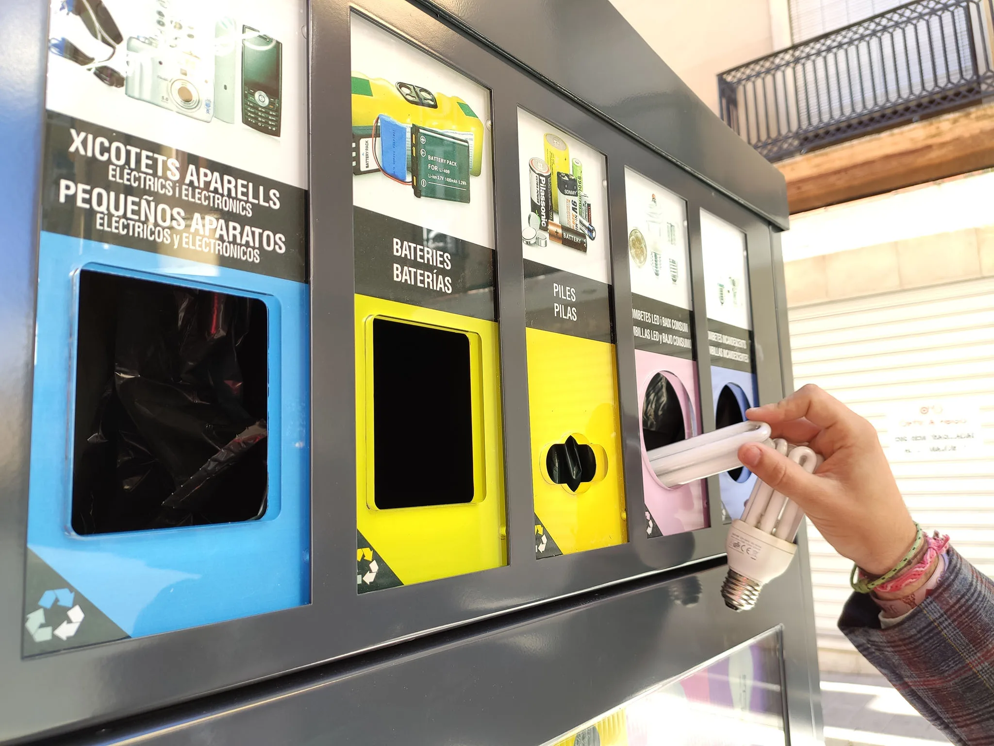 reciclaje en un mini ecoparque de la marina alta archivo