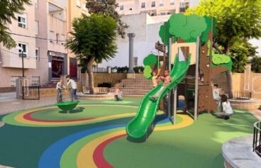 Render del proyecto del nuevo parque infantil Arco Iris en Calp, con un gran juego central y suelo de colores.