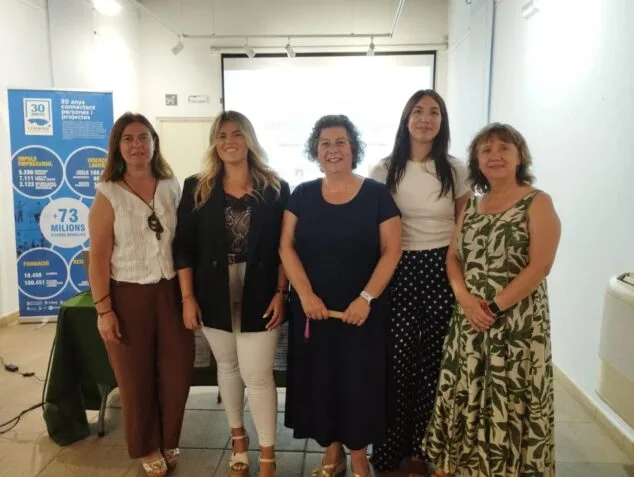 CREAMA premia el talento emprendedor de la Marina Alta en la primera Gala Impulsa 2 Imagen: Cinco mujeres representantes institucionales posan juntas durante la gala de premios Impulsa de CREAMA.