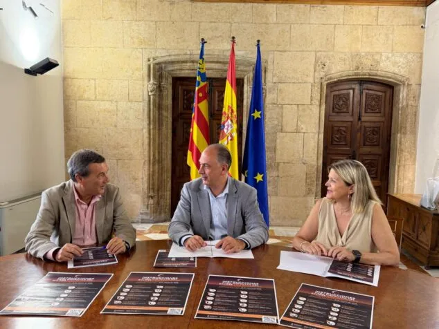 Imagen: Los tres consellers de la Generalitat sentados en una mesa con los folletos de recomendaciones para el eclipse.