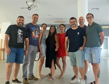 Grupo de personas, incluyendo a Gerard Fullana y autoridades locales, posando tras una reunión sobre el instituto de El Verger y Els Poblets.