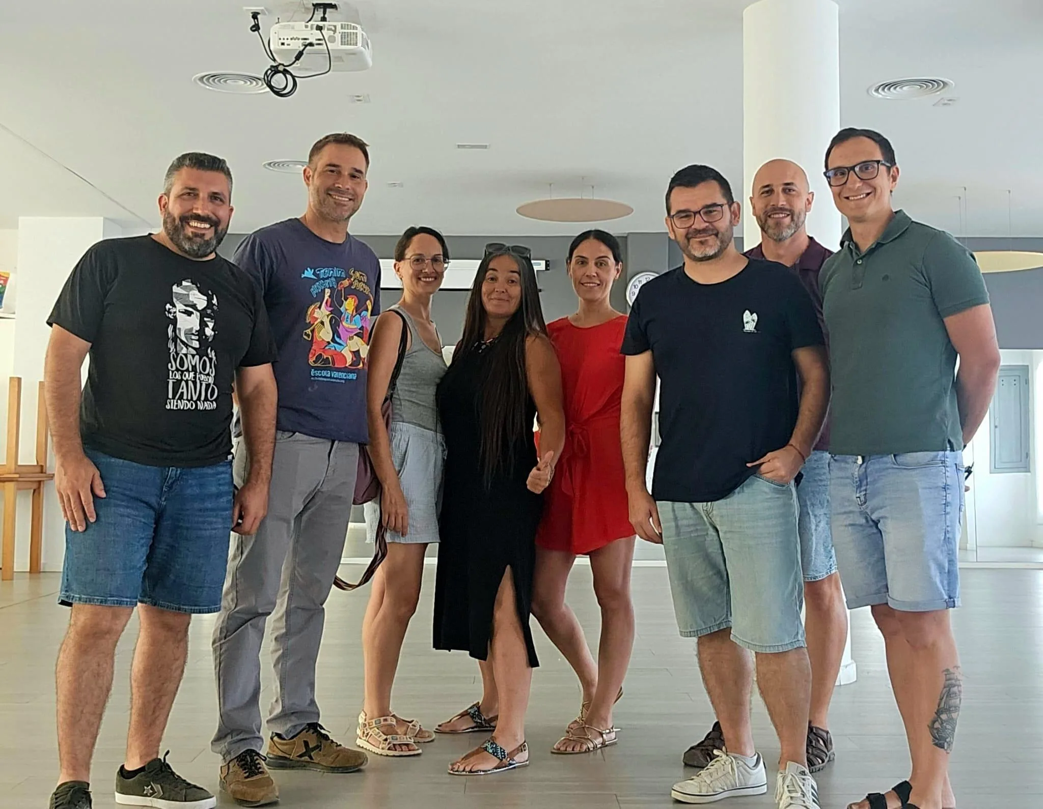 Grupo de personas, incluyendo a Gerard Fullana y autoridades locales, posando tras una reunión sobre el instituto de El Verger y Els Poblets.