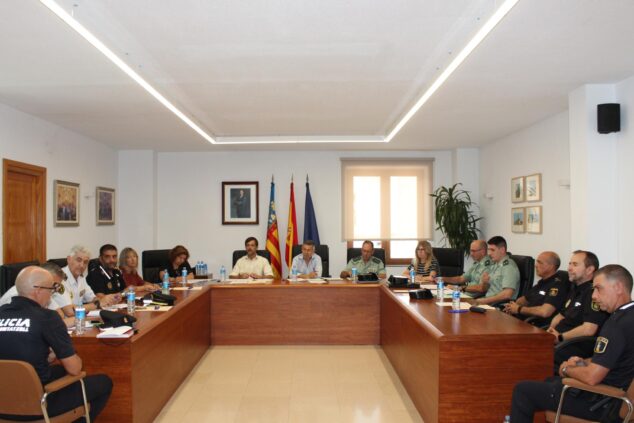 Benitatxell ratifica su protocolo contra la violencia de género y celebra un descenso de la criminalidad 2 Imagen: Vista general de la reunión de la Junta Local de Seguridad en el Ayuntamiento de Benitatxell con autoridades políticas y mandos de diferentes cuerpos policiales sentados alrededor de una gran mesa.