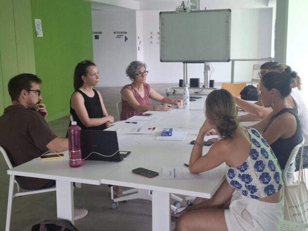 Imagen: Reunión de trabajo del proyecto educativo ChildStory con representantes de escuelas y la MACMA alrededor de una mesa.