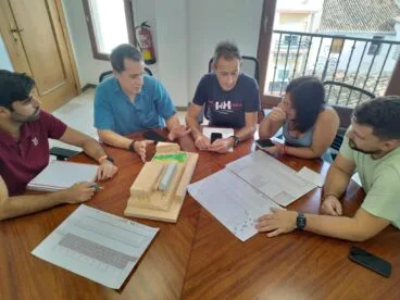 Reunión de trabajo con maqueta y planos del futuro trinquet municipal de Pego.