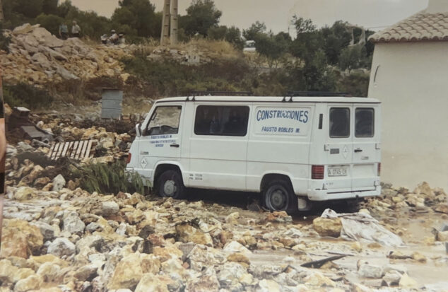 La riada de 4.000 m³ que no vino del cielo: 25 años del colapso del depósito en el Collao de Benissa 14 Imagen: Rocas y sedimentos amontonados junto a un vehículo y una vivienda del Collao de Benissa afectados por la rotura del depósito