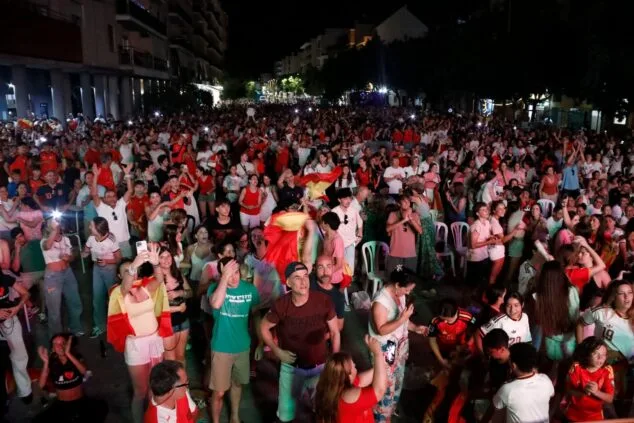 Imagen: Seguimiento del partido del Mundial de fútbol durante las fiestas de Dénia este 2026