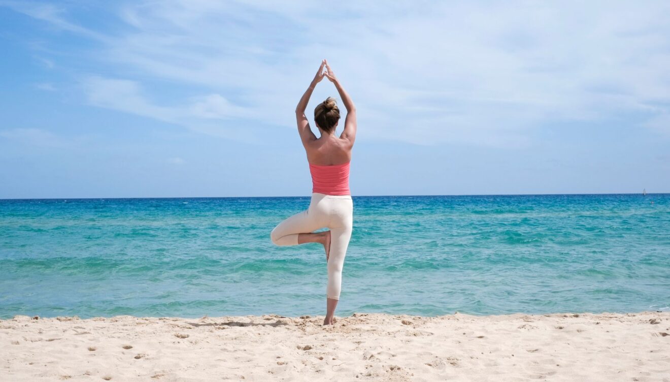 Sesión de yoga a las 0830 y desayuno a las 1000