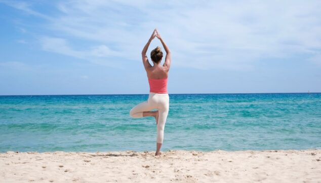 Yoga al amanecer y desayuno junto al mar: el plan que conquista las mañanas de verano 7 Imagen: Sesión de yoga a las 0830 y desayuno a las 1000
