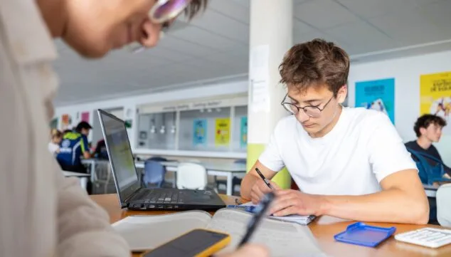Doble titulación, idiomas y visión internacional: así es el colegio que buscan muchas familias 4 tercera lengua en secundaria