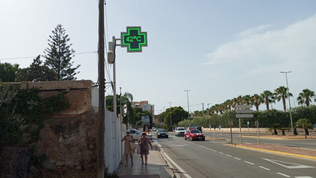 La Marina Alta afrontará lo peor de la nueva ola de calor con un peligroso cóctel meteorológico 1 Imagen: Termómetro a 42 grados en Dénia este verano 2026