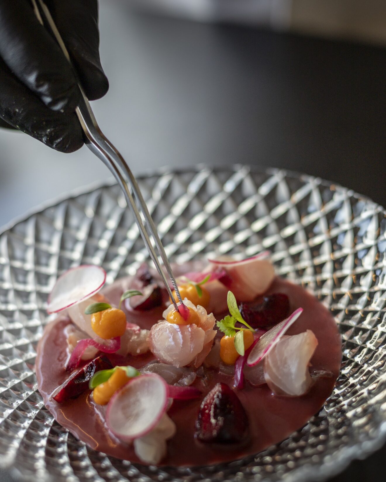Tiradito de lonja en leche de tigre de cerezas