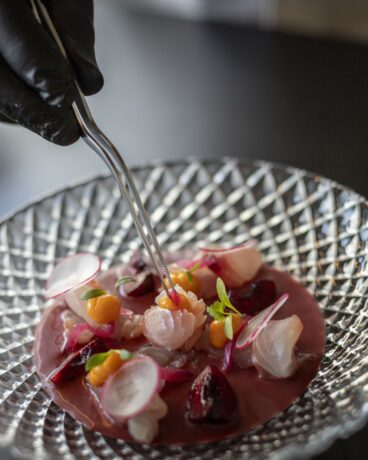 Tiradito de lonja en leche de tigre de cerezas