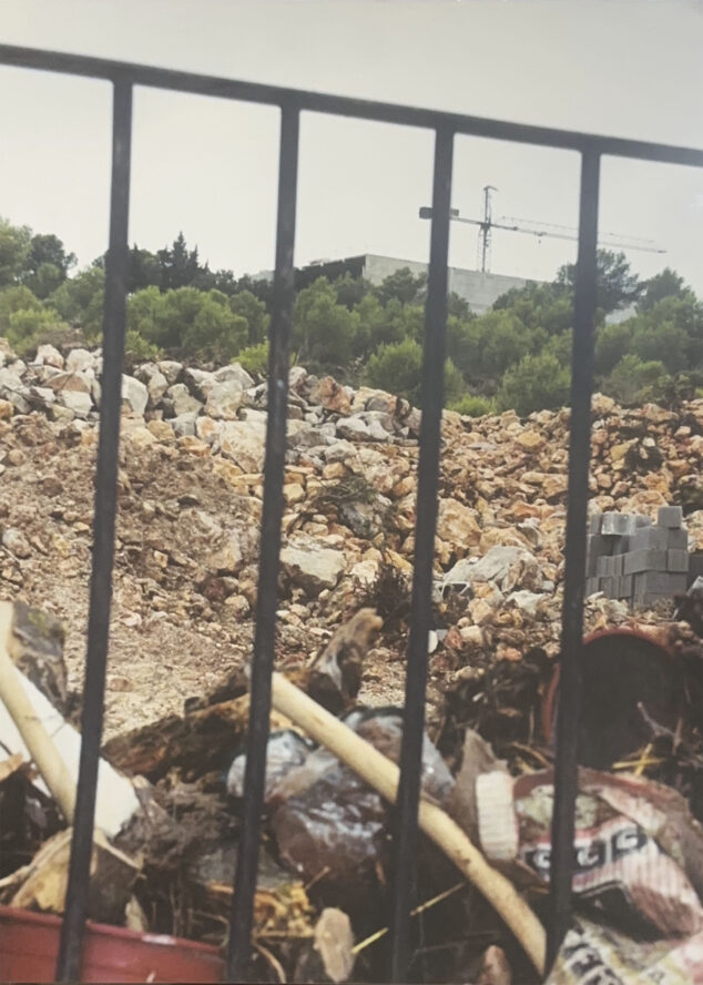 La riada de 4.000 m³ que no vino del cielo: 25 años del colapso del depósito en el Collao de Benissa 5 Imagen: Todo tipo de materiales arrastrados por la avalancha de agua en el Collao de Benissa