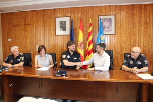 La Policía Local de Ondara suma un nuevo agente 1 Imagen: El alcalde de Ondara, José Ramiro, estrecha la mano al nuevo agente de Policía Local, Juan Muñoz Torres, durante su toma de posesión en el Ayuntamiento, acompañados por otros funcionarios.