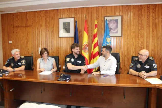 Imagen: El alcalde de Ondara, José Ramiro, estrecha la mano al nuevo agente de Policía Local, Juan Muñoz Torres, durante su toma de posesión en el Ayuntamiento, acompañados por otros funcionarios.