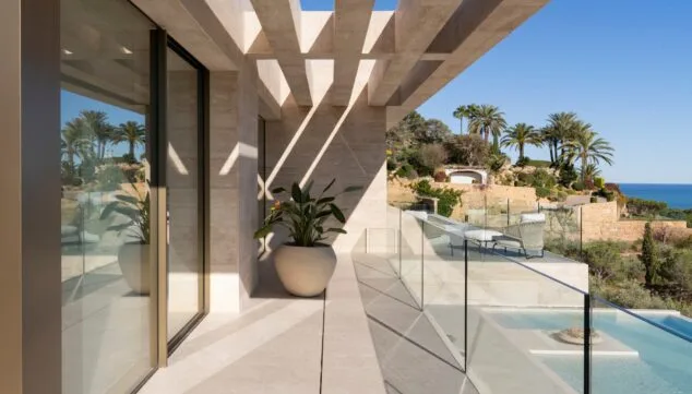 Cómo conseguir una vivienda integrada en el paisaje de la Marina Alta 3 Imagen: Una arquitectura diferente para el interior y la costa