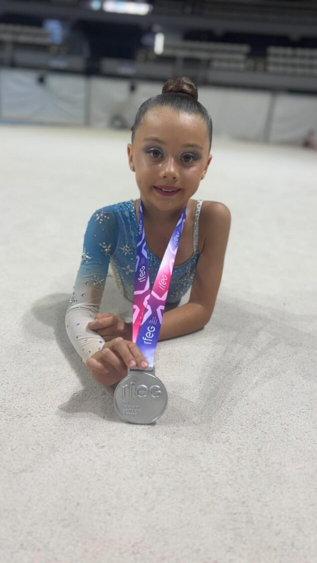 El CG Calpe logra cuatro títulos nacionales en el Campeonato de España por Equipos 3 Imagen: Varvara Kovalenko con la medalla de plata del Campeonato de España de Gimnasia Rítmica.