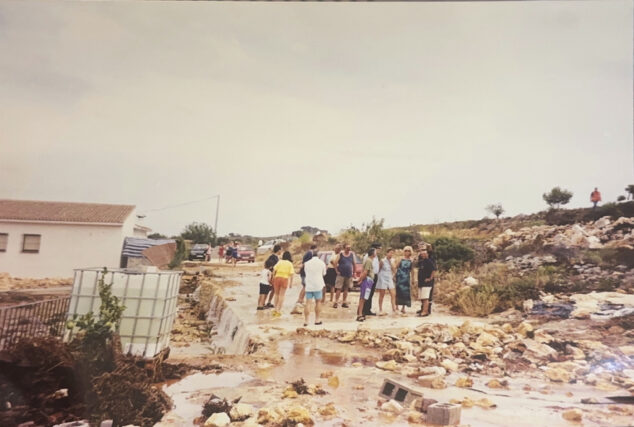 La riada de 4.000 m³ que no vino del cielo: 25 años del colapso del depósito en el Collao de Benissa 7 Imagen: Vecinos congregados en la zona afectada por la rotura del depósito en el Collao de Benissa en 2001