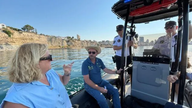 Afbeelding: De burgemeester van Calp, Ana Sala, en raadslid Pere Moll, houden vanaf een boot toezicht op de nieuwe ecologische aanlegplaatsen.