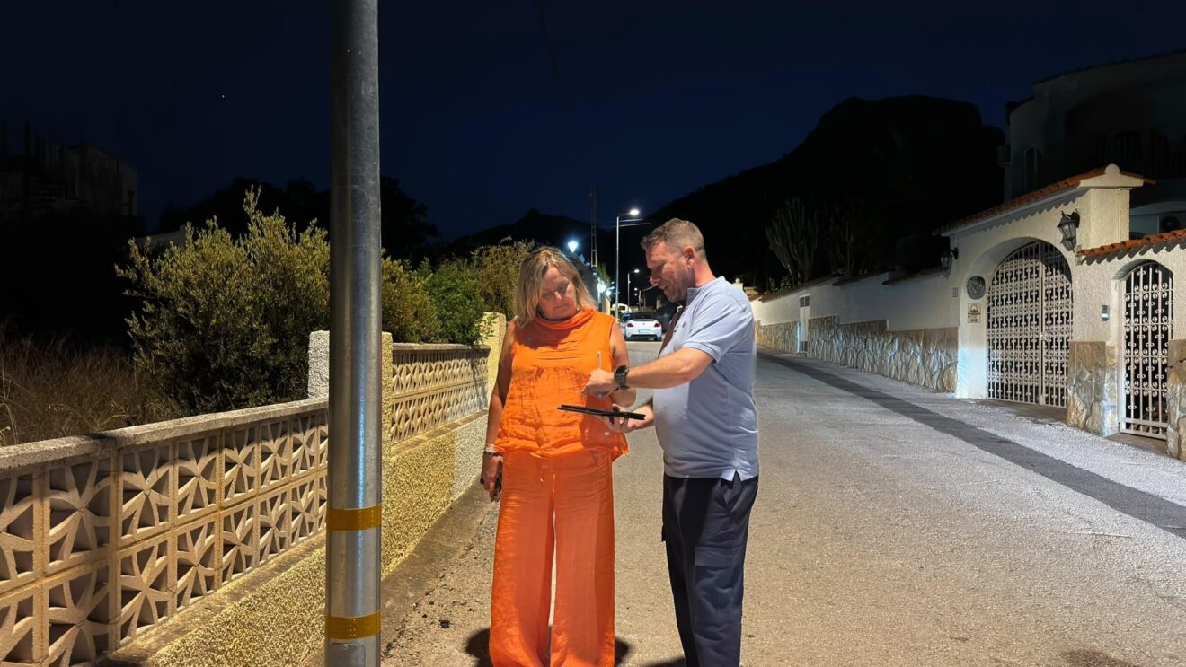Ana Sala y Pere Moll revisan las nuevas farolas solares en Calp