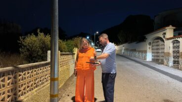 Ana Sala y Pere Moll revisan las nuevas farolas solares en Calp