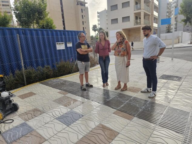 Imagen: La alcaldesa de Calp, Ana Sala, el concejal Álex Coca y representantes de la constructora observan el nuevo pavimento de la calle Castelló.