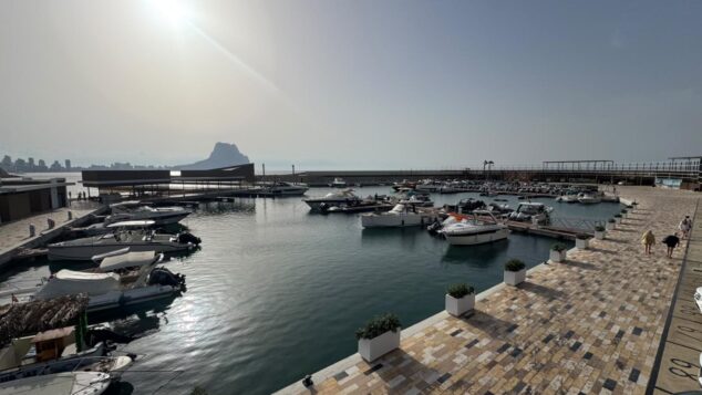 Imagen: Vista de la nueva Marina PortBlanc en Calpe con barcos amarrados y el Peñón de Ifach al fondo.