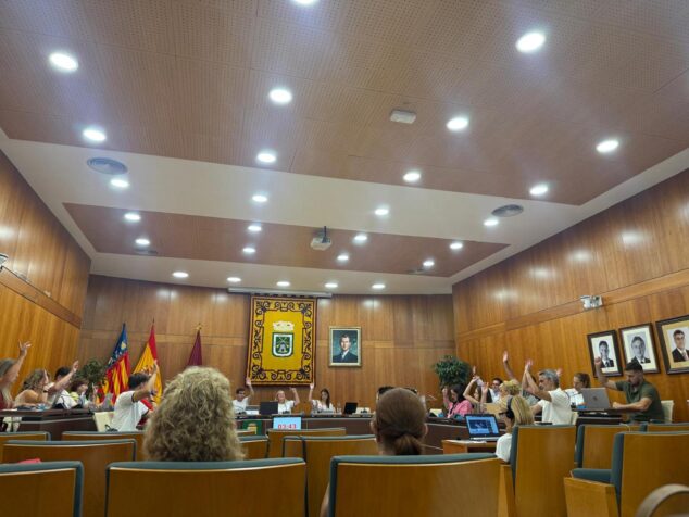 Luz verde en Calp a la carrera profesional: habrá pagos retroactivos para los empleados municipales 1 Imagen: Miembros del Pleno del Ayuntamiento de Calp con la mano levantada votando unánimemente el reglamento de carrera profesional en el salón de sesiones.