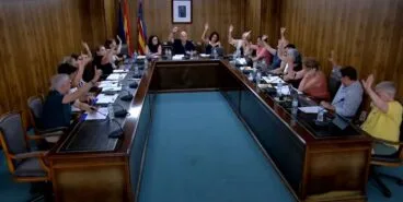 Votación a mano alzada en el pleno del Ayuntamiento de Teulada Moraira.