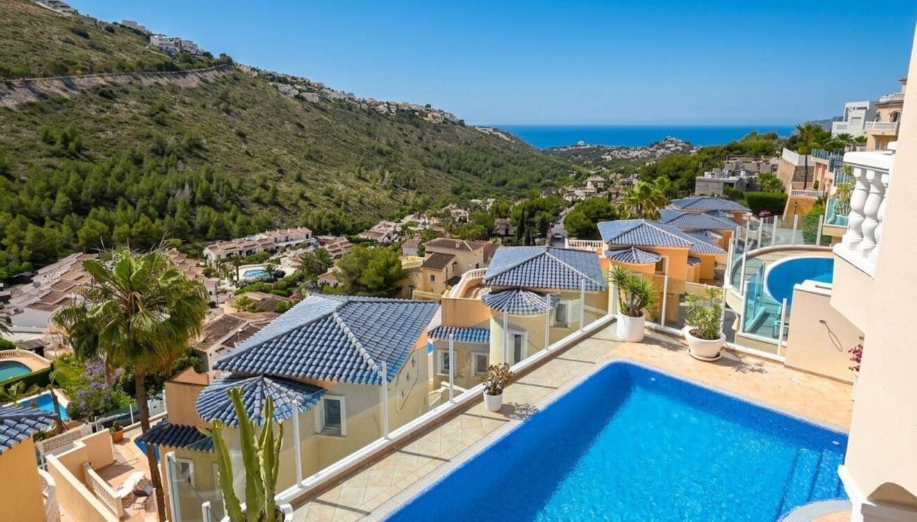 A 4 km de la Cala Moraig, el centro de Moraira y las playas de la zona