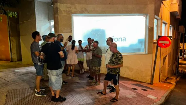 Acciona y los sindicatos ponen fin a la huelga de limpieza en Calp y alcanzan un acuerdo 4 Imagen: Trabajadores reunidos frente a la sede de Acciona tras el acuerdo.