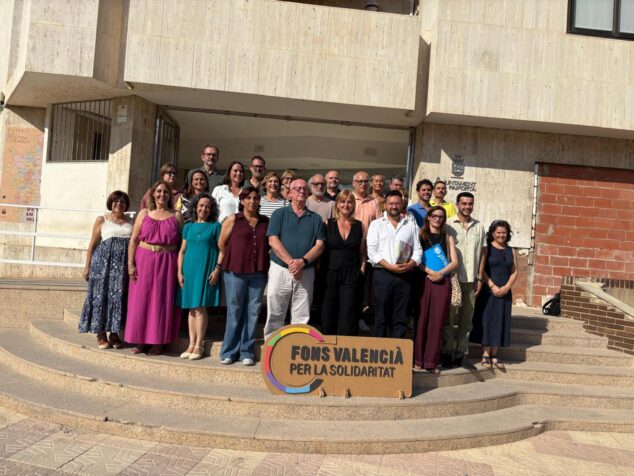 El compromiso de Pedreguer con la cooperación internacional llega a Venezuela 1 Imagen: Grupo de personas posando en unas escaleras exteriores con un cartel de madera del Fons Valencià per la Solidaritat.