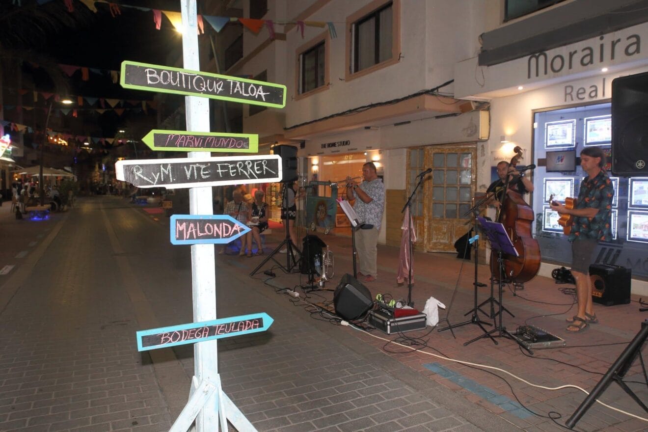 Ambiente musical en la Flower Power Party de Moraira