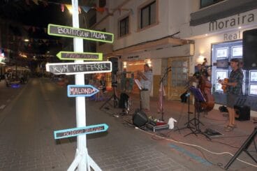 Músicos de jazz tocando en la calle de noche durante la Flower Power Party en Moraira.