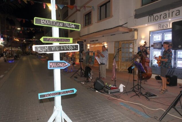 Imagen: Músicos de jazz tocando en la calle de noche durante la Flower Power Party en Moraira.
