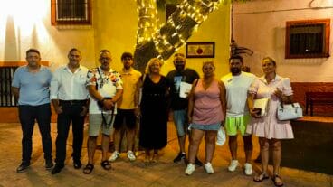 Acciona y los sindicatos ponen fin a la huelga de limpieza en Calp y alcanzan un acuerdo 2 Grupo de nueve personas, representantes de la empresa Acciona y de los trabajadores, posando juntos de noche tras una negociación.