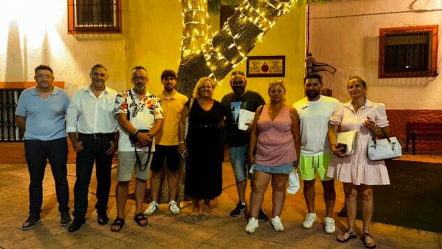 Acciona y los sindicatos ponen fin a la huelga de limpieza en Calp y alcanzan un acuerdo 3 Grupo de nueve personas, representantes de la empresa Acciona y de los trabajadores, posando juntos de noche tras una negociación.