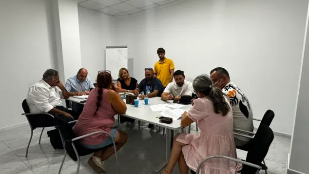 Acciona y los sindicatos ponen fin a la huelga de limpieza en Calp y alcanzan un acuerdo 2 Imagen: Reunión entre Acciona y sindicatos para finalizar la huelga en Calp.