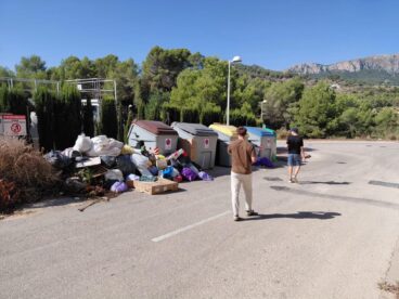 Fin de la huelga de limpieza en Calp, pero la normalidad tardará en llegar 6 Montón de bolsas de basura y cajas acumuladas junto a contenedores desbordados en Calp.