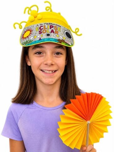 Alumna de la Escuela de Verano con su kit para el eclipse solar