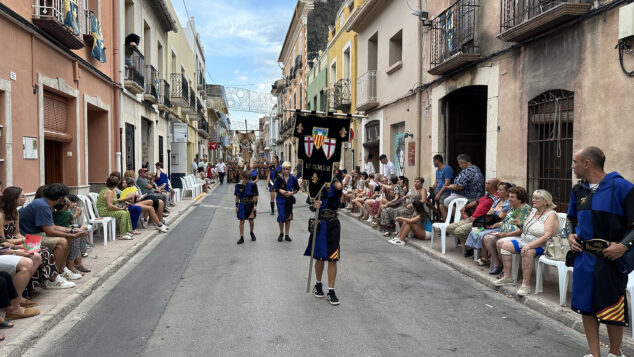 La grandeza de la fiesta venció a la lluvia en El Verger con una entrada de Moros i Cristians para el recuerdo 1 Imagen: Apertura de la Entrada de Moros i Cristians del Verger 2026