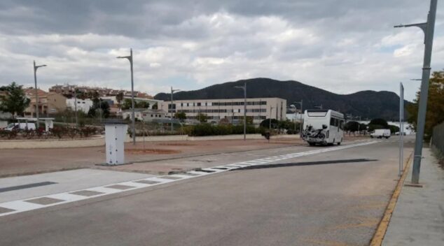 Compromís per Pego exige regular el área de autocaravanas y denuncia su abandono 1 Imagen: Una autocaravana blanca aparcada en una plaza señalizada del área municipal de Pego, con una torreta de servicios visible.