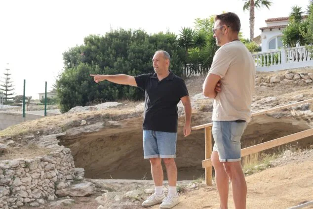 Immagine: Archeologi durante una visita guidata alla Cova de les Bruixes.