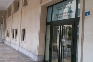 Suspenden la pena de tres años de prisión a un hombre que intentó matar a otro en Ondara 3 Entrada principal del edificio de la Audiencia Provincial y Fiscalía Provincial de Alicante.