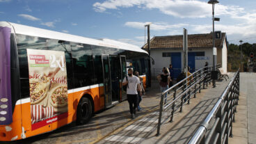 Autobús en la estación de tren de Calp (archivo)