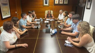 El Ayuntamiento de Calp toma medidas drásticas contra Acciona por la basura acumulada 4 Reunión de varios miembros del Ayuntamiento de Calp alrededor de una mesa de conferencias para tratar la huelga de limpieza.