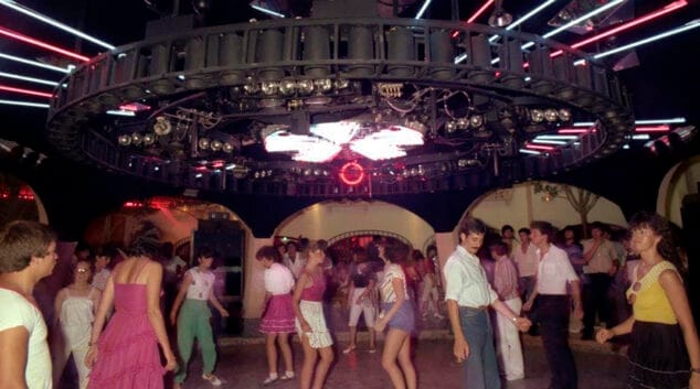 La crisis de la fiesta en los 90: cuando las discotecas de la Marina Alta empezaron a dividirse 1 Imagen: Bailes en la discoteca Caracol de Xàbia en los años 80 (archivo)
