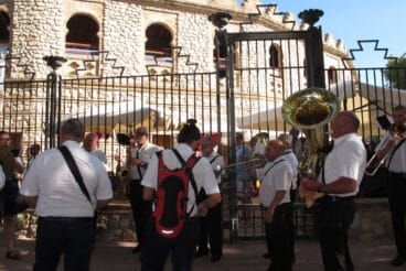 Banda de música frente a la plaza de toros de Ondara
