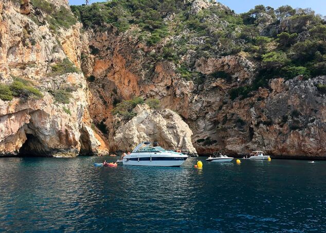 Imagen: Barcas fondeadas en Xàbia